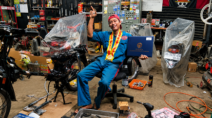 Dana Brata Fitriawan Kusuma bersama motor hasil restorasi